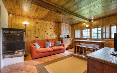 Chalet Borgo Walser Testa 3: Møbel, Vindue, Træ, Bord, Couch, Indretning, Komfort, Etage, Stue, Gulvbelægning