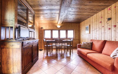Chalet Borgo Walser Testa 4: Møbel, Bord, Stol, Træ, Indretning, Arkitektur, Stue, Etage, Væg, Gulvbelægning