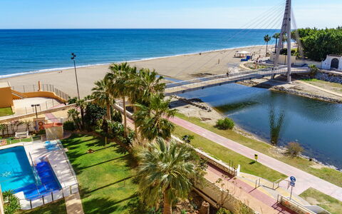 Fuengirola 605: Vand, Himmel, Plante, Blå, Azure, Svømmepøl, Træ, Coastal Og Oceaniske Landskabsformer, Badeby, Sky
