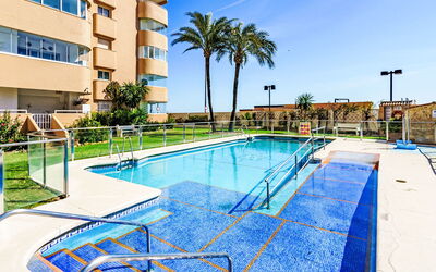 Fuengirola 605: Vand, Himmel, Bygning, Vindue, Plante, Svømmepøl, Azure, Træ, Skygge, Ejerlejlighed