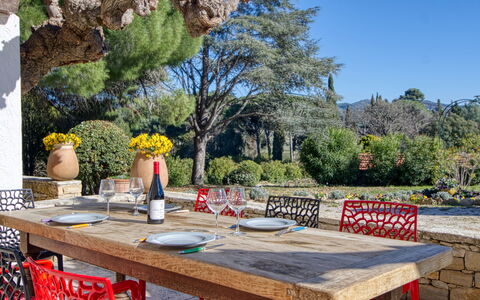 La Bastide de Magdeleine: Bord, Møbel, Ejendom, Himmel, Bygning, Couch, Azure, Sky, Skygge, Indretning