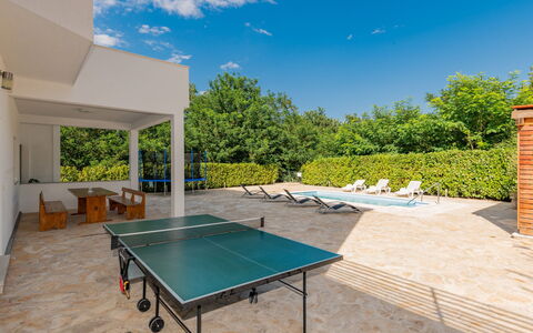 Villa Dalmatina: Himmel, Bygning, Azure, Skygge, Bord, Sky, Træ, Indretning, Arkitektur, Sportsudstyr