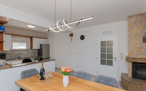 Villa Dalmatina: Indretning, Lysarmatur, Loft, Træ, Gulvbelægning, Møbel, Belysning, Countertop, Køkken, Hjem