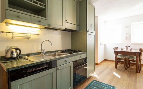 Chalet Franca: Køkken, Countertop, Køkken Apparat, Cabinetry, Indretning, Større Bandage, Møbel, Træ, Gulvbelægning, Loft