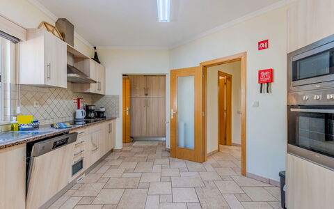Carmen: Gulvbelægning, Etage, Træ, Loft, Indretning, Belysning, Cabinetry, Værelse, Køkken, Lejlighed