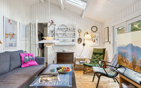 Borghild - 1Km from the Sea: Møbel, Indretning, Træ, Gulvbelægning, Loft, Couch, Værelse, Etage, Stue, Belysning