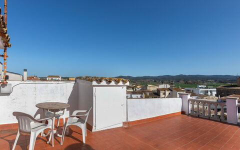 Cataluña: Daytime, Bygning, Himmel, Azure, Vindue, Arkitektur, Bord, Ejerlejlighed, Træ, Reoler