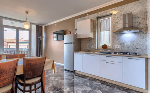 Umag 134: Cabinetry, Møbel, Countertop, Håndvask, Stol, Træ, Bygning, Belysning, Køkken, Vindue