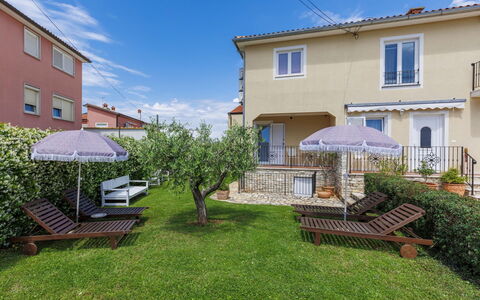 Umag 134: Plante, Himmel, Bygning, Ejendom, Vindue, Sky, Land Lot, Hus, Urban Design, Skygge