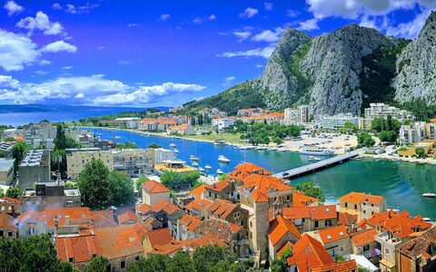 Luxury Mir: Vand, Krop Af Vand, City, Bjerg, Bakke, Kyst, Coastal Og Oceaniske Landskabsformer, Turistattraktion, Menneskelig Bosættelse, Hav