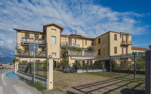 Onda Marina: Daytime, Bygning, Himmel, Azure, Vindue, Arkitektur, Bord, Ejerlejlighed, Træ, Reoler