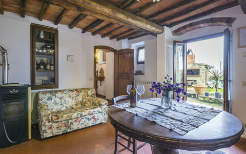 Greve in Chianti 620: Daytime, Bygning, Himmel, Azure, Vindue, Arkitektur, Bord, Ejerlejlighed, Træ, Reoler