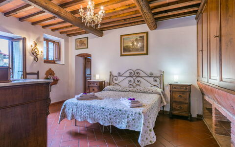 Greve in Chianti 620: Daytime, Bygning, Himmel, Azure, Vindue, Arkitektur, Bord, Ejerlejlighed, Træ, Reoler