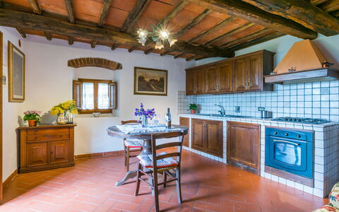Greve in Chianti 620: Daytime, Bygning, Himmel, Azure, Vindue, Arkitektur, Bord, Ejerlejlighed, Træ, Reoler