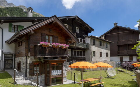 Incanto Walser Apartments Ronco: Himmel, Bygning, Plante, Sky, Ejendom, Vindue, Hus, Blomst, Land Lot, Sommerhus