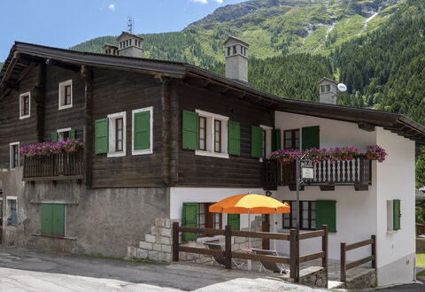 Incanto Walser Apartments Ronco: Bygning, Ejendom, Vindue, Himmel, Plante, Bjerg, Hus, Sommerhus, Boligområde, Kvarter