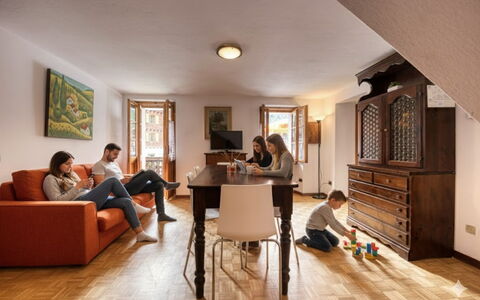 Appartamento Piazza Centrale: Møbel, Indretning, Gulvbelægning, Træ, Etage, Couch, Værelse, Bord, Loft, Stue