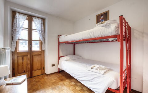 Appartamento Piazza Centrale: Vindue, Komfort, Træ, Bed Frame, Bygning, Seng, Etage, Ejendom, Hårdttræ