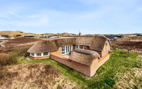 Milena - 200M from the Sea: Møbel, Indretning, Gulvbelægning, Etage, Loft, Værelse, Stol, Bord, Lejlighed, Køkken & Spisebord