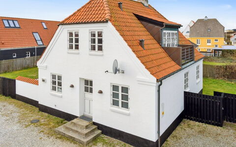 Birtir - 200M from the Sea: Bygning, Vindue, Hus, Tag, Hjem, Arkitektur, Boligområde, Sommerhus, Estate, Dagslys