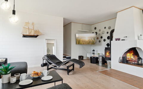 Fridgerd - 4.8Km from the Sea: Møbel, Indretning, Gulvbelægning, Etage, Loft, Værelse, Stol, Bord, Lejlighed, Køkken & Spisebord