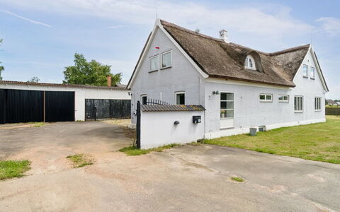 Fridgerd - 4.8Km from the Sea: Møbel, Indretning, Gulvbelægning, Etage, Loft, Værelse, Stol, Bord, Lejlighed, Køkken & Spisebord