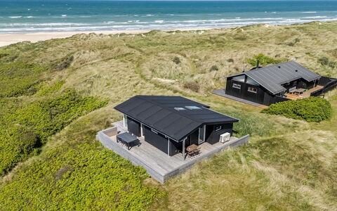 Fatlinda - 50M from the Sea: Tag, Hjem, Hus, Sidespor, Sommerhus, Kompositmateriale, Dør, Skydevindue, Estate, Skorsten
