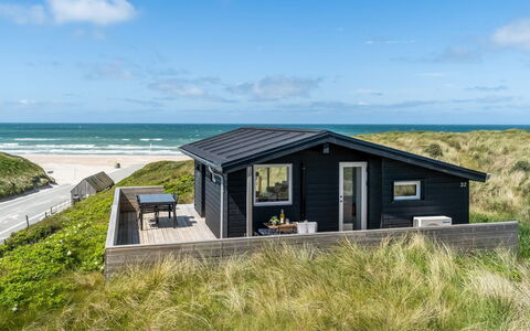 Fatlinda - 50M from the Sea: Loft, Gulvbelægning, Indretning, Etage, Kompositmateriale, Møbel, Udvej, Hotel, Design, Dagslys