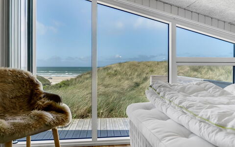 Fatlinda - 50M from the Sea: Loft, Gulvbelægning, Indretning, Etage, Kompositmateriale, Møbel, Udvej, Hotel, Design, Dagslys