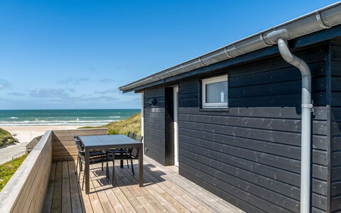 Fatlinda - 50M from the Sea: Loft, Gulvbelægning, Indretning, Etage, Kompositmateriale, Møbel, Udvej, Hotel, Design, Dagslys