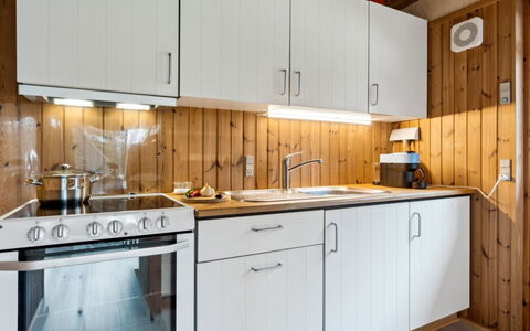 Sofja - 175M to the Fjord: Køkken, Køkken Apparat, Countertop, Træ, Større Bandage, Cabinetry, Indretning, Håndvask, Gulvbelægning, Loft