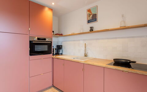 Le Carrousel des Sports: Gulvbelægning, Træ, Cabinetry, Køkken, Indretning, Etage, Countertop, Køkken Apparat, Større Bandage, Skab