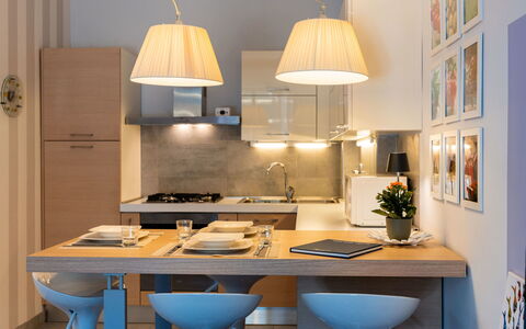Borghouse: Møbel, Indretning, Køkken, Lysarmatur, Gulvbelægning, Træ, Countertop, Loft, Stol, Etage