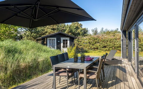 Einette - 100M from the Sea: Møbel, Indretning, Gulvbelægning, Etage, Loft, Værelse, Stol, Bord, Lejlighed, Køkken & Spisebord