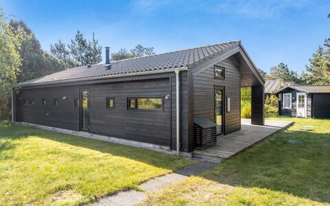 Einette - 100M from the Sea: Møbel, Indretning, Gulvbelægning, Etage, Loft, Værelse, Stol, Bord, Lejlighed, Køkken & Spisebord