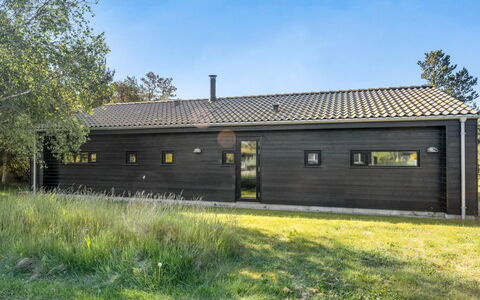 Einette - 100M from the Sea: Møbel, Indretning, Gulvbelægning, Etage, Loft, Værelse, Stol, Bord, Lejlighed, Køkken & Spisebord