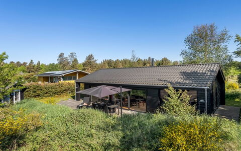 Einette - 100M from the Sea: Møbel, Indretning, Gulvbelægning, Etage, Loft, Værelse, Stol, Bord, Lejlighed, Køkken & Spisebord