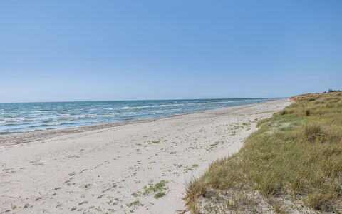 Einette - 100M from the Sea: Møbel, Indretning, Gulvbelægning, Etage, Loft, Værelse, Stol, Bord, Lejlighed, Køkken & Spisebord