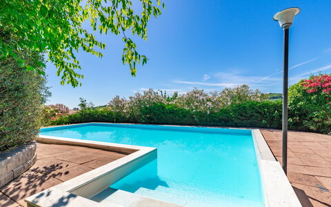 Villa La Pagliarina: Vand, Himmel, Plante, Ejendom, Svømmepøl, Gadebelysning, Sky, Azure, Rektangel, Skygge