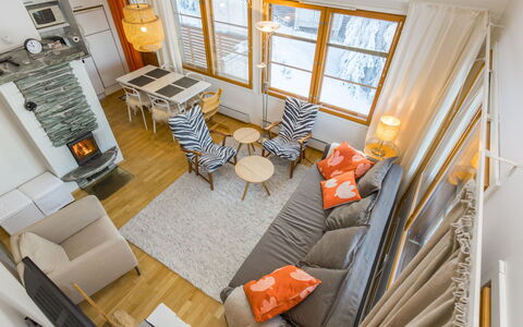 Kesä-Iikka 4: Møbel, Indretning, Couch, Gulvbelægning, Træ, Etage, Stue, Loft, Værelse, Lejlighed