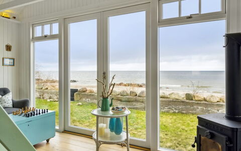 Ofrath - 5M from the Sea: Møbel, Indretning, Etage, Gulvbelægning, Loft, Hav, Værelse, Ocean, Stol, Trægulve