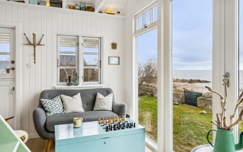 Ofrath - 5M from the Sea: Indretning, Møbel, Gulvbelægning, Etage, Hjem, Værelse, Stue, Loft, Trægulve, Throw Pillow