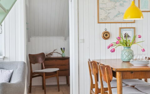 Ofrath - 5M from the Sea: Møbel, Indretning, Gulvbelægning, Væg, Etage, Træ, Spisestue, Bord, Køkken & Spisebord, Stol