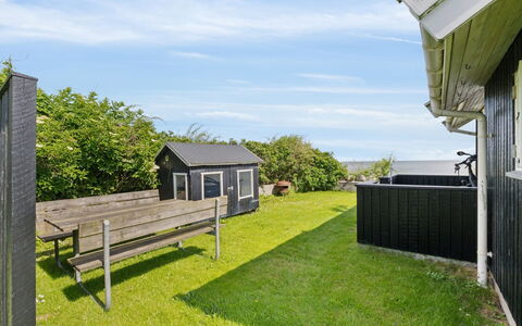 Ofrath - 5M from the Sea: Græs, Land Lot, Bunddække, Lawn, Sommerhus, Have, Skygge, Gård, Backyard, Eng