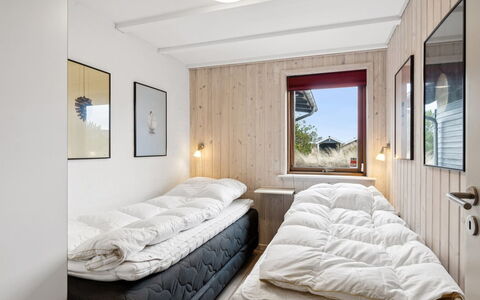 Nannah - 100M from the Sea: Træ, Soveværelse, Seng, Indretning, Hjem, Loft, Møbel, Sengetøj, Sengetøj, Bed Frame