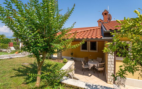 Villa Valy: Plante, Himmel, Vindue, Bygning, Hus, Boligområde, Sommerhus, Landdistrikt, Træ, Skygge