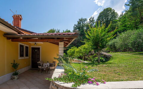Villa Valy: Plante, Himmel, Sky, Bygning, Vindue, Blomsterkrukke, Træ, Hus, Land Lot, Stol