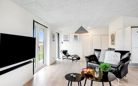 Dorrit - 1.2Km from the Sea: Gulvbelægning, Indretning, Loft, Etage, Møbel, Belysning, Lysarmatur, Værelse, Lejlighed, Stue