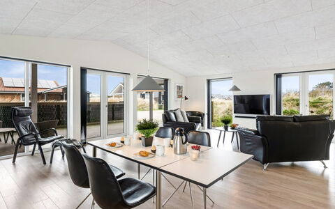 Dorrit - 1.2Km from the Sea: Møbel, Loft, Indretning, Gulvbelægning, Stol, Etage, Køkken & Spisebord, Lysarmatur, Kaffebord, Stue