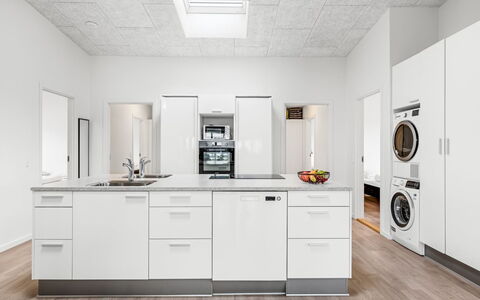 Clarabelle - 1.2Km from the Sea: Køkken, Større Bandage, Køkken Apparat, Gulvbelægning, Indretning, Countertop, Etage, Loft, Møbel, Cabinetry